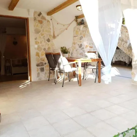 Angir Martina * Brodarica (Sibenik-Knin)