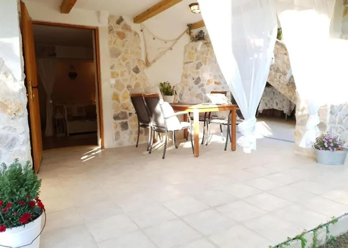 Angir Martina * Brodarica (Sibenik-Knin)